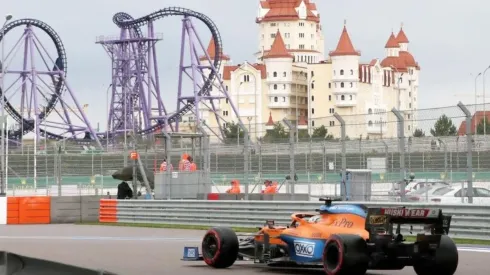 Foto: Sergei Fadeichev\TASS via Getty Images – Daniel Ricciardo guia McLaren no GP da Rússia da F1 em 2021