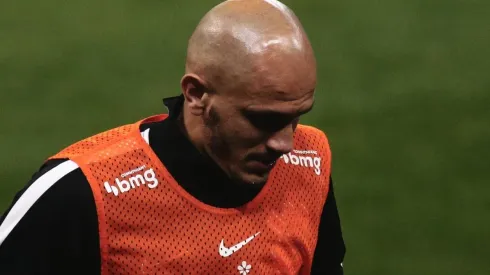 - Fábio Santos sentiu dores na lombar e foi poupado durante os treinamentos