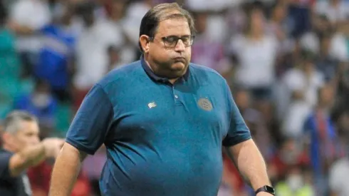 Foto: (Jhony Pinho/AGIF) – Guto Ferreira está pressionado no cargo técnico do Bahia