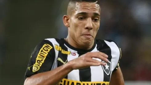 Foto/Divulgação. Após preço alto cobrado pelo Benfica, Botafogo recua na contratação do lateral Gilberto.