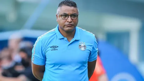 Foto: (Pedro H. Tesch/AGIF) – Roger Machado garantiu que não tem receio de utilizar os jovens jogadores do Grêmio