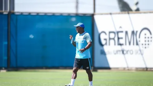 Roger Machado avaliou nome de ex-goleiro do Flamengo para chegar ao Grêmio para o restante da temporada