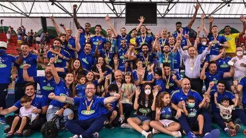 Foto Twitter Sada Cruzeiro - Jogadores e comissão do Cruzeiro festejando o título