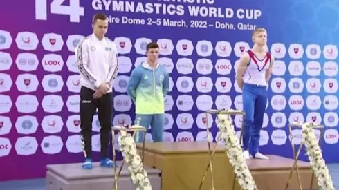 Foto divulgação Euronews – Ginasta no pódio para receber sua medalha