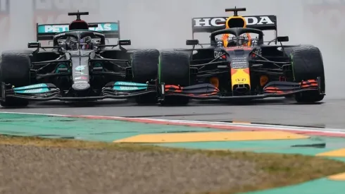 Foto: Bryn Lennon/Getty Images - Max Verstappen e Lewis Hamilton dividem a Variante Tamburello na primeira volta do GP em Imola