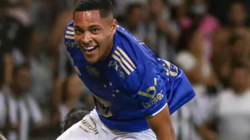 Fernando Moreno/AGIF/ Com apenas 17 anos, Vitor Roque é elogiado por Pezzolano e Ronaldo após gol e atuação em clássico