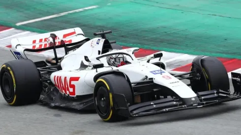 Foto: Eric Alonso/Getty Images -Carro da Haas sem as marcas da UralKali e as cores da Rússia nos testes de Barcelona