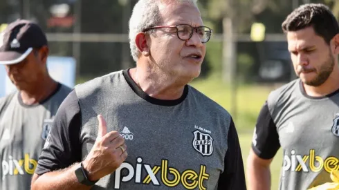 Twitter/ Conta oficial Ponte Preta/ Hélio dos Anjos têm desfalques importantes na Ponte Preta para o duelo contra o Corinthians