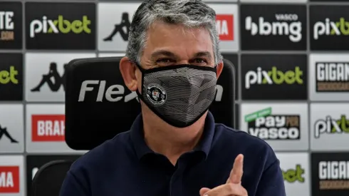 Carlos Brazil é o homem forte do futebol do Vasco (Foto: Thiago Ribeiro/AGIF)