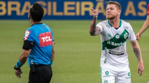 Robson Mafra/AGIF - Zagueiro reclamando com a arbitragem