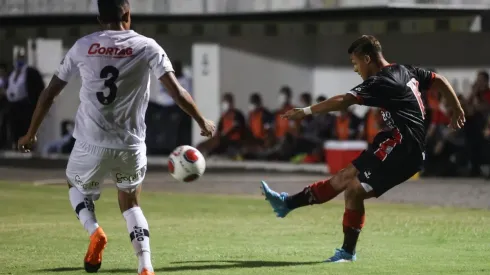Foto: Rogério Capela/AGIF – Thiago Oliveira vem sendo titular nesta temporada ao lado de Dedé