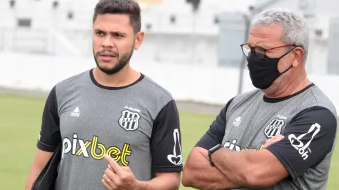 Foto: (Flickr Oficial Ponte Preta/Diego Almeida/PontePress) - Hélio dos Anjos, à direita, precisa lidar com o desfalque da principal peça da Ponte Preta no campeonato