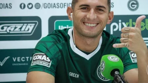 Foto: (Site Oficial Goiás/Rosiron Rodrigues) - Danilo Barcelos falou pela primeira vez como jogador do Goiás nesta sexta (11)