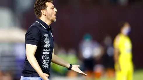 Thiago Calil/AGIF. Elano admite queda de rendimento da Ferroviária mas vê esperanças de reação.