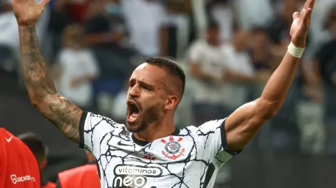 Marcello Zambrana/AGIF. O meia abriu o placar para o Corinthians e fez o primeiro de cinco gols do Timão na partida.