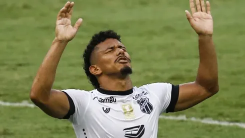 Foto: Bruna Prado/Getty Images - Sobral é alvo de Fabián Bustos desde sua chegada ao Santos