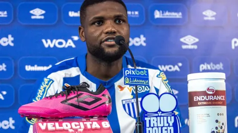 Prestes a estrear pelo Avaí, Lucas Ventura avalia momento da equipe e projeta: