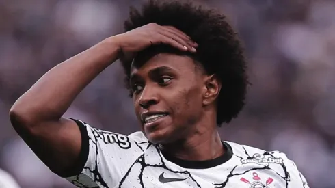 Foto: Ettore Chiereguini/AGIF | Willian é ofuscado em dribles certos para atacante do Palmeiras