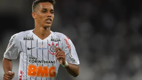 Pedrinho com a camisa do Corinthians (Foto: Thiago Ribeiro/AGIF)
