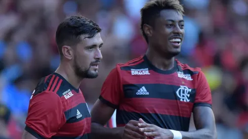 Foto: Thiago Ribeiro/AGIF – Bruno Henrique (à dir.) está fora do clássico contra o Vasco por incômodo no ombro
