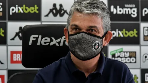 Foto: Thiago Ribeiro/AGIF – Carlos Brazil é informado sobre situação de atacante desejado pelo Vasco