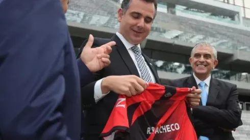 Foto: Gustavo Oliveira/Athletico - Presidente em conversa com o Senador