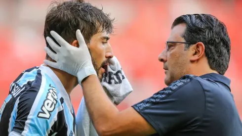 Foto: (Pedro H. Tesch/AGIF) - Lucas Silva ficou ferido depois de ser atingido por um celular no clássico entre Grêmio e Internacional