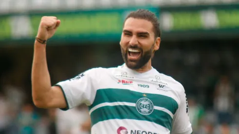 Foto: Gabriel Machado/AGIF | Coritiba não se contenta com Léo Gamalho e vai em busca de destaque do Paulistão