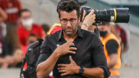 Alberto Valentim terá dois desfalques no Athletico (Foto: Gabriel Machado/AGIF)