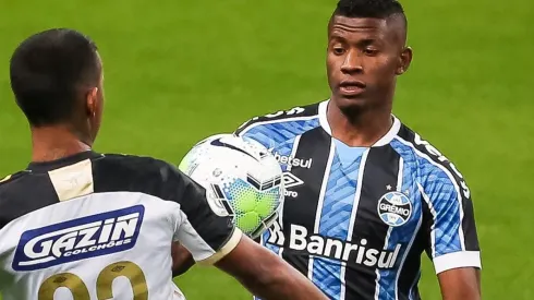 Foto: Pedro H. Tesch/AGIF - Sem espaço no Grêmio, o lateral acertou com o Athletico para 2022