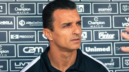 Foto: (Flickr Oficial Figueirense/Patrick Floriani/FFC) - Júnior Rocha vai ter que lidar com um desfalque de peso no Figueirense para o jogo de ida da semifinal do Catarinense