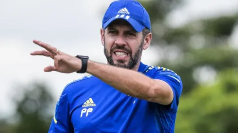 Pezzolano expõe negociação e pede permanência de zagueiro no Clube; CONFIRA