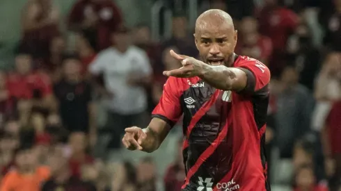 Foto: Robson Mafra/AGIF - Thiago Heleno: dúvida no Athletico para clássico decisivo