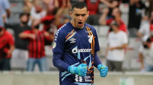 Santos negocia saída do Athletico (Foto: Joao Vitor Rezende Borba/AGIF)