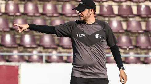 Foto: (Flickr Oficial Ferroviária/Tiago Pavini/Ferroviária SA) - Elano está prestes a deixar o comando técnico da Ferroviária