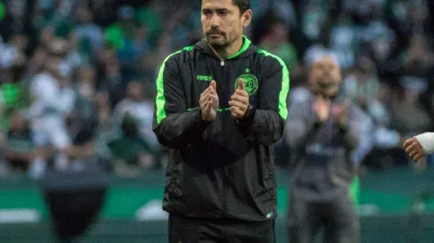 Robson Mafra/AGIF. Mesmo com um jogador a menos, Coritiba segura Athletico e avança para final do Paranaense.