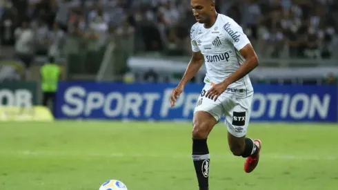 Lucas Braga, jogador do Santos, durante partida contra o Atlético-MG no estádio Mineirão, partida válida pela 26ª do Campeonato Brasileiro. — Foto: Fernando Moreno/AGIF