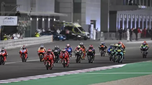 Foto: Mirco Lazzari gp/Getty Images - Largada do GP do Catar de MotoGP na temporada 2021 no Losail International Circuit
