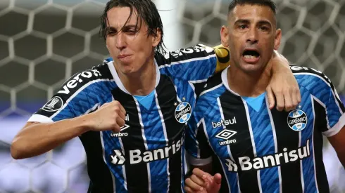 Foto: Diego Vara - Pool/Getty Images - Diego Souza (à direita) preocupa Grêmio por lesão crônica na coxa