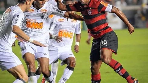 Alexandre Vidal/Divulgação. Ronaldinho Gaúcho orquestrou a virada do Flamengo contra o Santos, em 2011.
