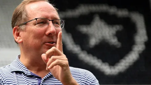 Vitor Silva/Botafogo - Textor tenta tirar lateral da Europa