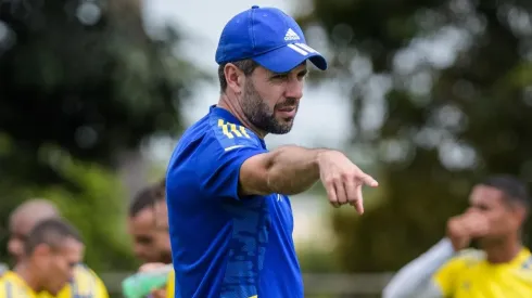 Foto: (Gustavo Aleixo/Cruzeiro) - Paulo Pezzolano deve ganhar um reforço compatriota no Cruzeiro nos próximos dias
