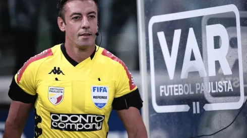 Ettore Chiereguini/AGIF - FPF divulga conversa de Claus com o VAR em final do Paulistão