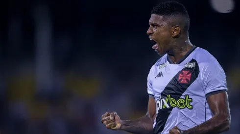 Raniel com a camisa do Vasco (Foto: Thiago Ribeiro/AGIF)