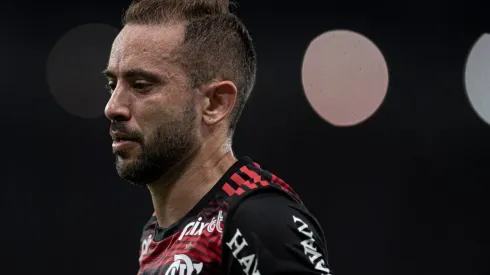 Foto: Jorge Rodrigues/AGIF | Éverton Ribeiro concede entrevista em desembarque no Galeão