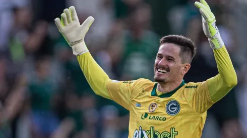 Foto: (Heber Gomes/AGIF) - Tadeu continuará defendendo a meta do Goiás por mais algumas temporadas