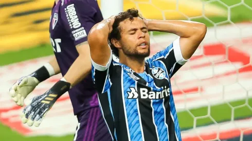 Foto: Pedro H. Tesch/AGIF - Victor Ferraz deixou o Grêmio no fim de 2021 e só agora acertou com novo clube: o Náutico