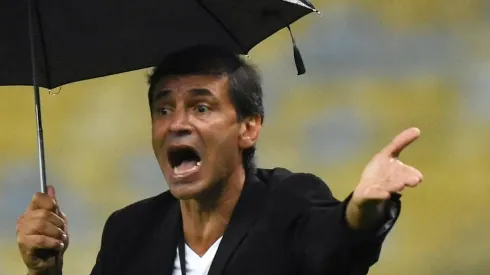 – Fabián Bustos é técnico do Peixão