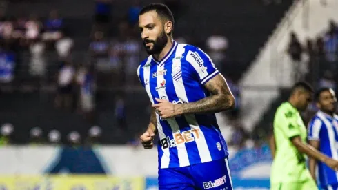 Foto: (Flickr Oficial CSA/Morgana Oliveira) - Apesar de ter feito quatro gols nesta terça (12), Rodrigo Rodrigues foi responsável por uma polêmica no CSA