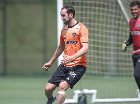 Torcida do Atlético perde a paciência com Godín e faz pedido inusitado a diretoria